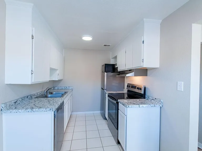 618 Martin Way — Photo 10