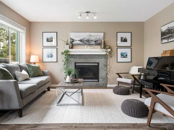 349 Douglas Glen Heath NW, Calgary, AB T2Z 2W5