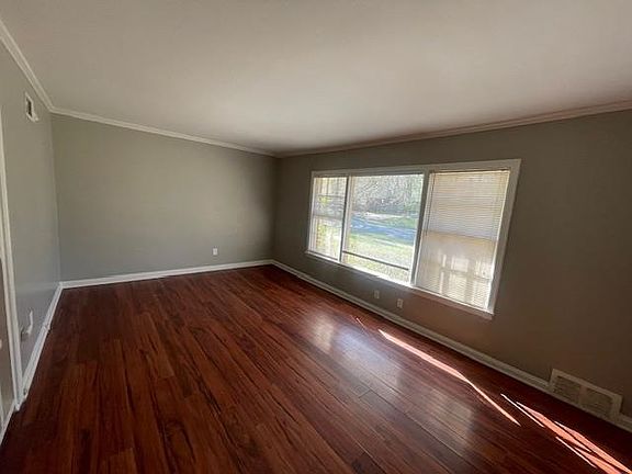 2nd image of 802 Waring Rd