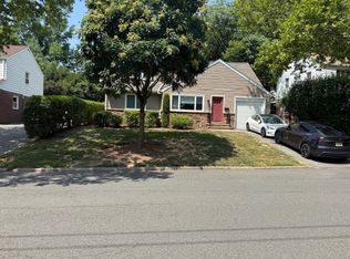 972 Eastlawn Dr, Teaneck, NJ 07666