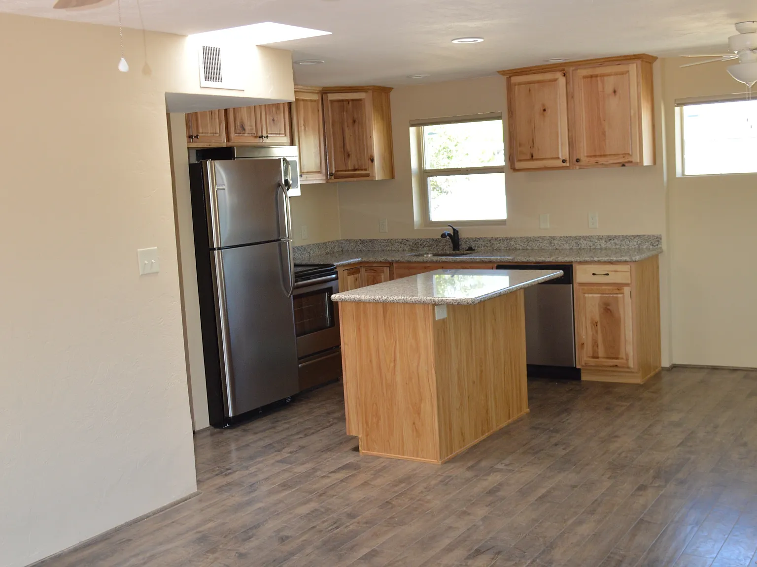 4 bed, 1400 sqft, $2,295 — Photo 4