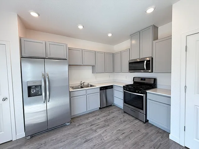 3 bed, 2.5 bath, 1504 sqft, $2,200 — Photo 3