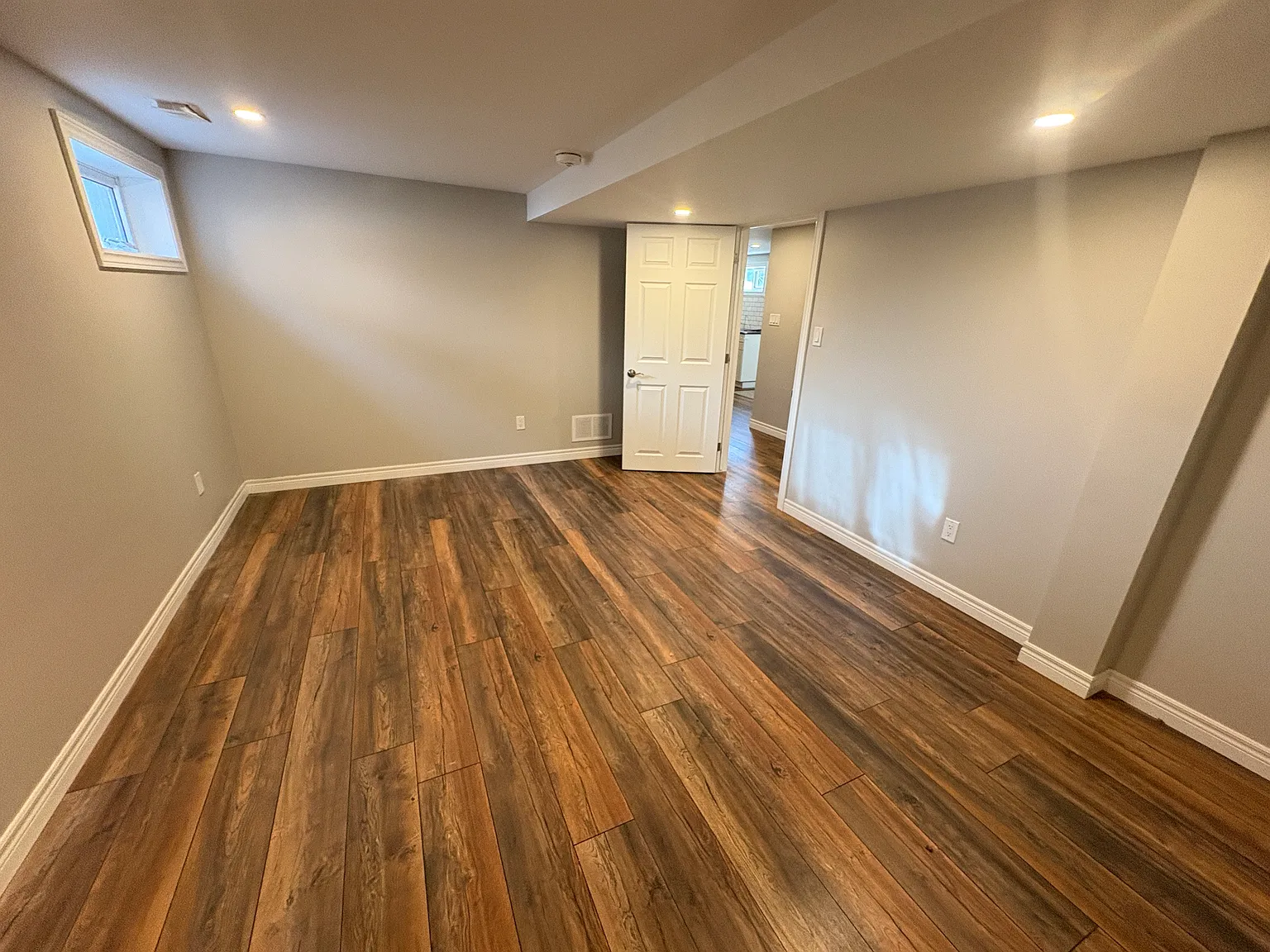 Spacious and Bright 2 Bedroom With Parking East Mountain — Photo 2