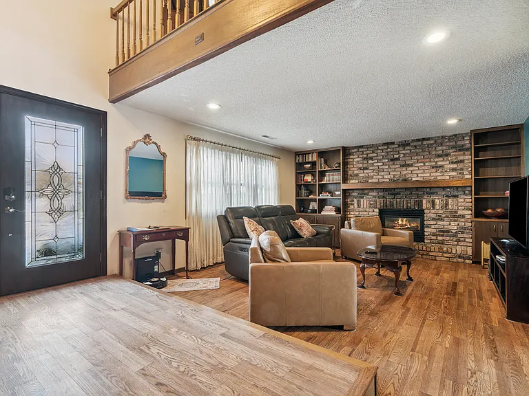 1245 Michelle Ct — Photo 3