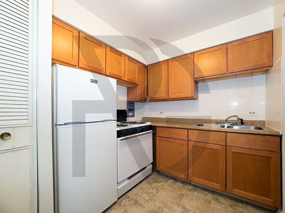 2nd image of 510 W Briar Pl #510102