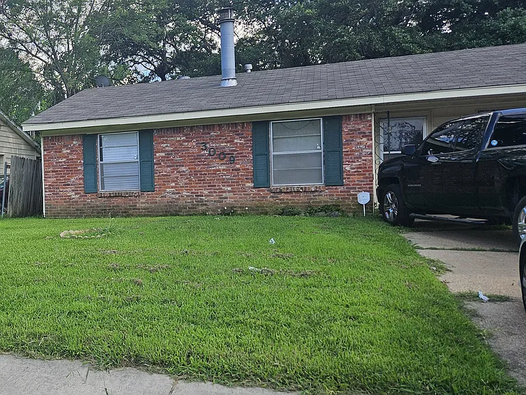 Ivy Ln — Photo 1