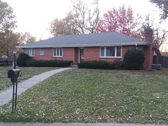 Front of home on cul-de-sac.