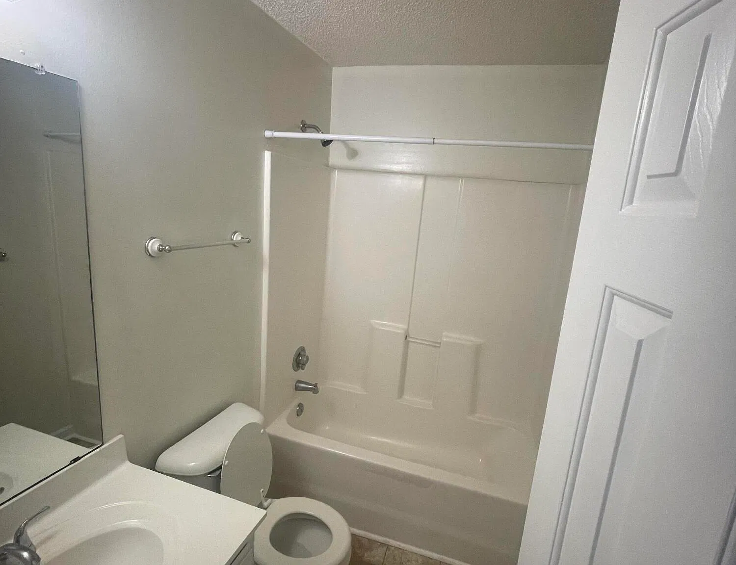 3 bed, 3.0 bath, $1,400 — Photo 4