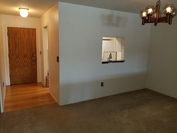 Diningroom and entry.