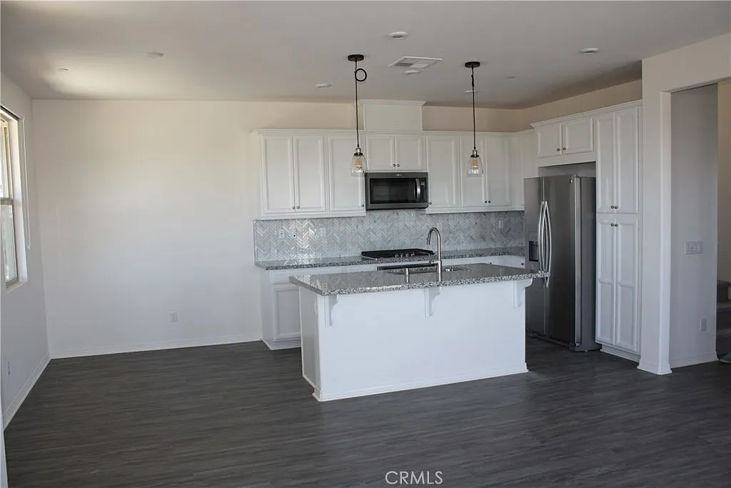 3 bed, 2.5 bath, 1962 sqft, $4,950 — Photo 2