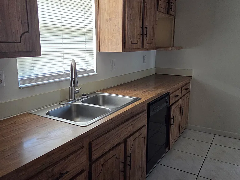 813 Poinciana St — Photo 4