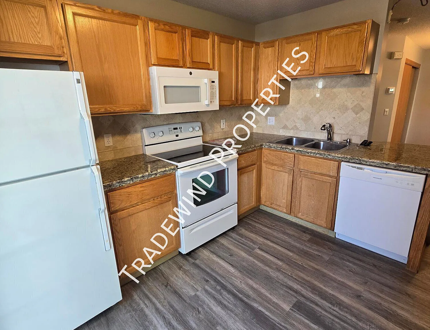 Excellent 2 Bed 2 Bath End Unit Townhome — Photo 4