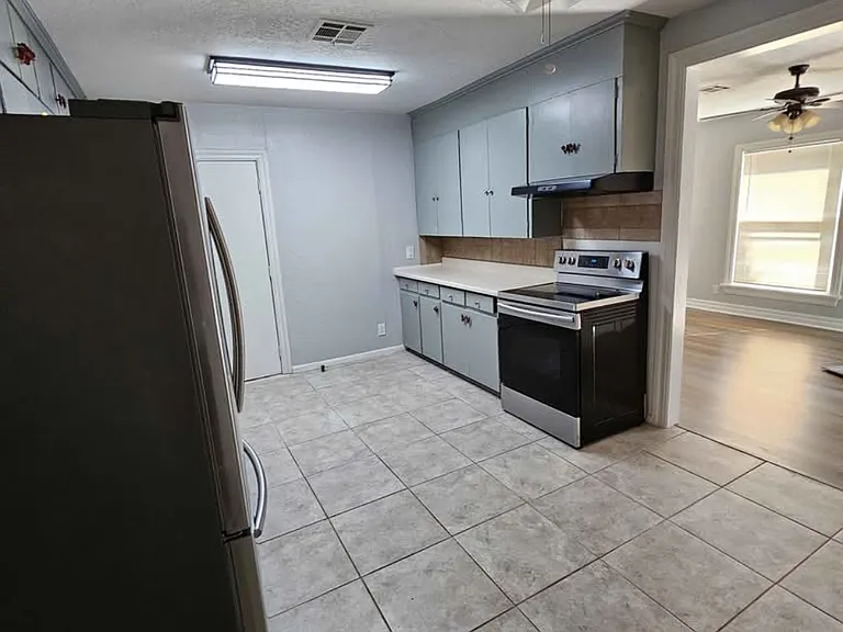 1729 NW Cherry Ave — Photo 2
