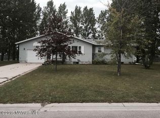 305 Lincoln Ct, Warroad, MN 56763