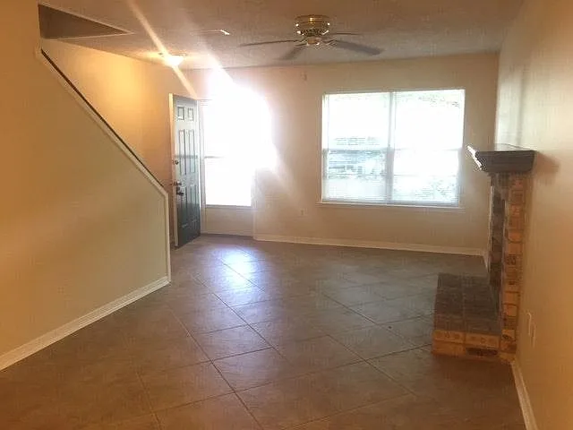 2 bed, 1.5 bath, 1260 sqft, $1,200 — Photo 3