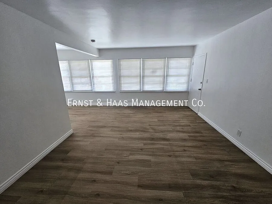 Charming Upgraded Apartment with Gated Access in a Prime Downtown Location! — Photo 4