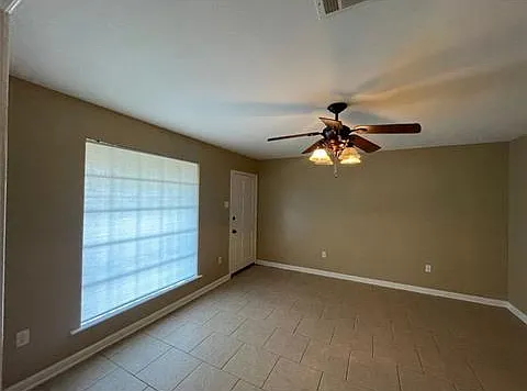 3 bed, 1.0 bath, 1230 sqft, $1,500 — Photo 2