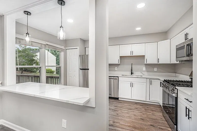 3 bed, 3.5 bath, 1987 sqft, $2,350 — Photo 3