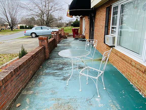 3rd image of 609 N Hills Dr