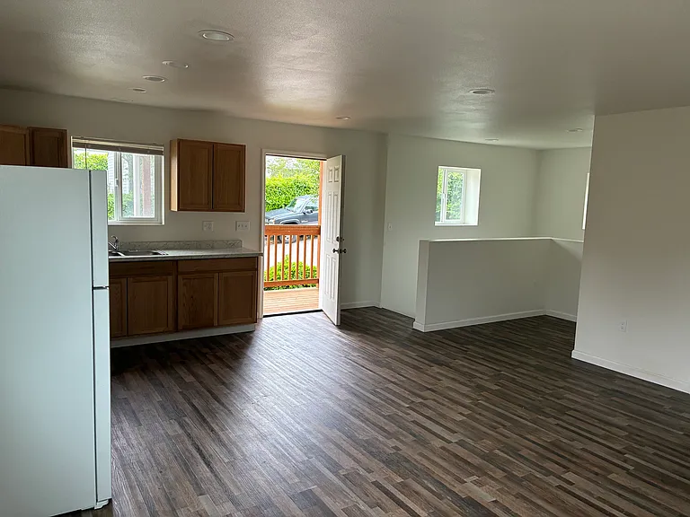 895 Date Ave — Photo 4