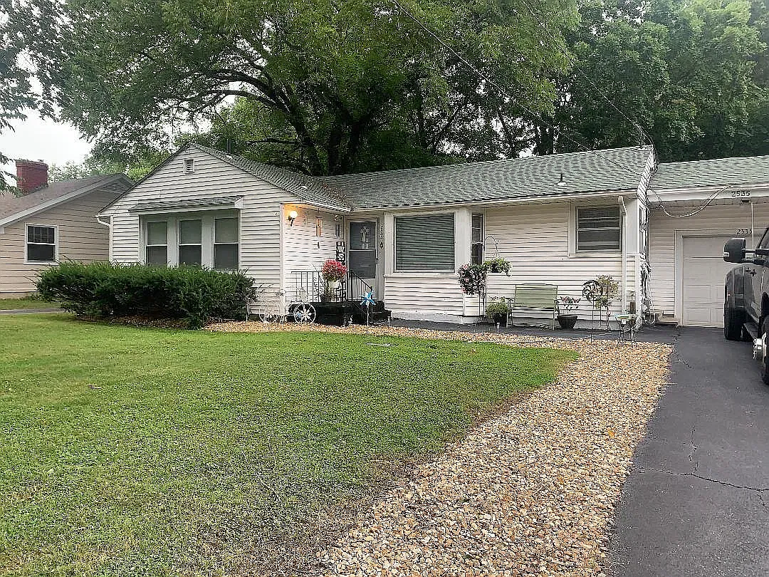2 bed, 886 sqft, $1,300 — Photo 1