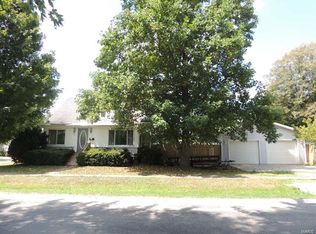 112 S Edwards St, Altamont, IL 62411