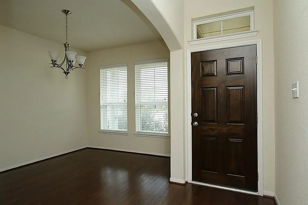 4 bed, 3.5 bath, 2754 sqft, $2,600 — Photo 2