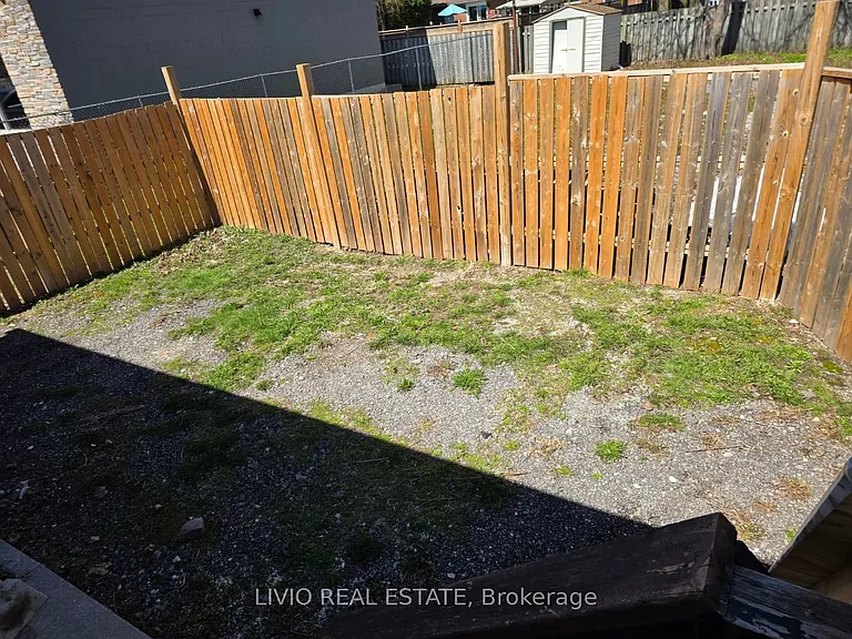 323 Queen St E — Photo 7