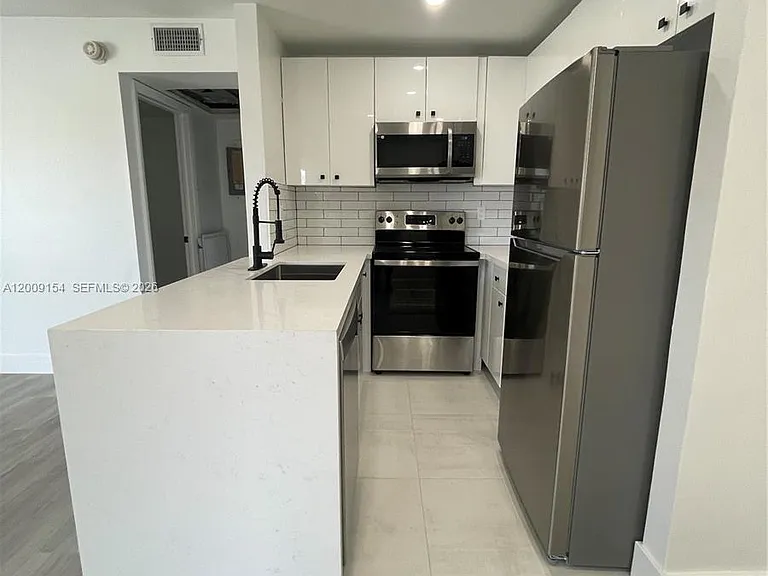 10016 Winding Lake Rd #202 — Photo 7