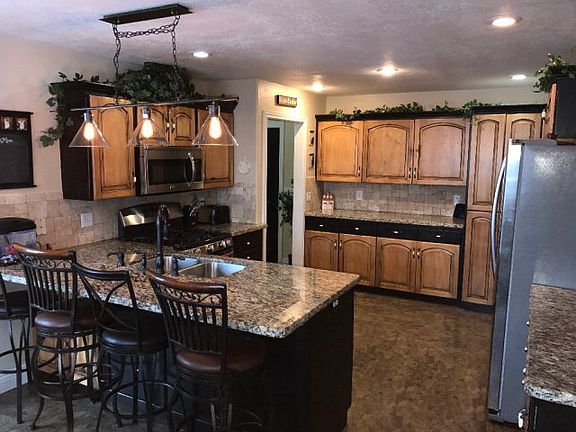 2nd image of 210 Hampton Ln