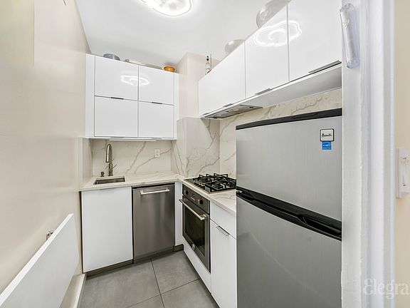 5th image of 225 E 36th St APT 21C