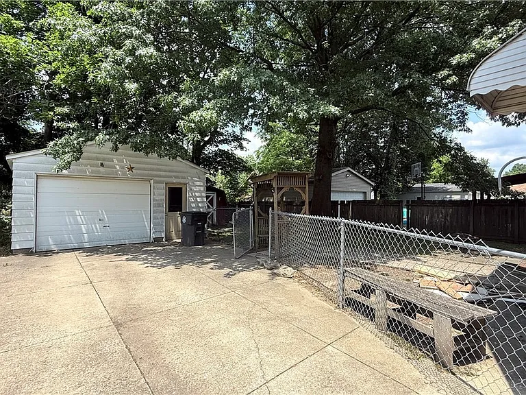 592 Lindell St — Photo 8