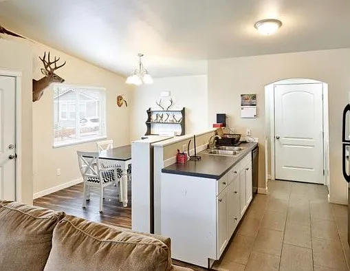 789 N Sunrise Dr — Photo 2