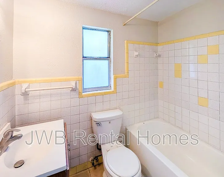 2908 W 10th St — Photo 10
