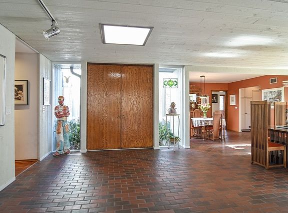 2nd image of 1010 Blackhawk Ln