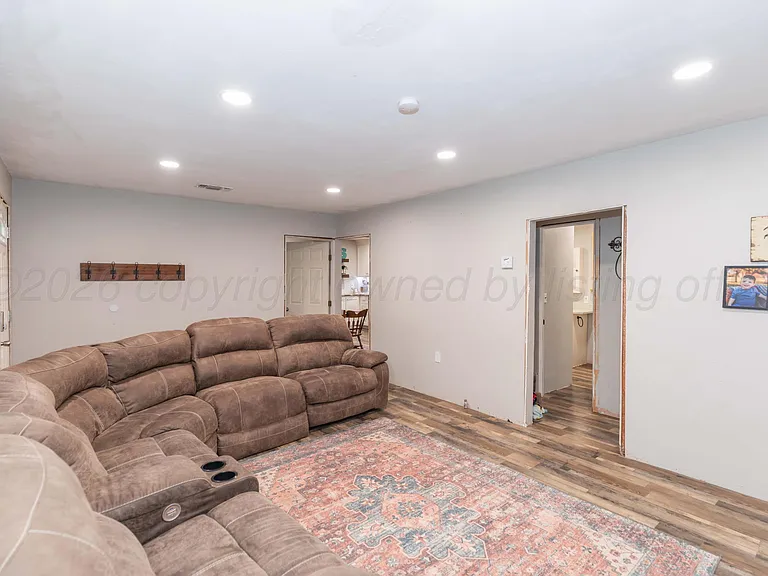 216 W 5th St — Photo 4