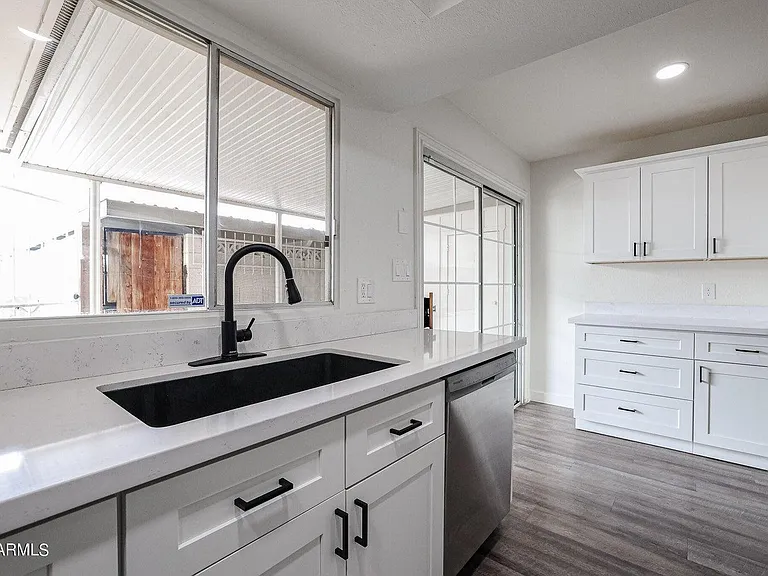 1803 W Maryland Ave — Photo 28