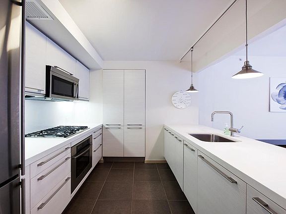4th image of 311 E 11th St #1C