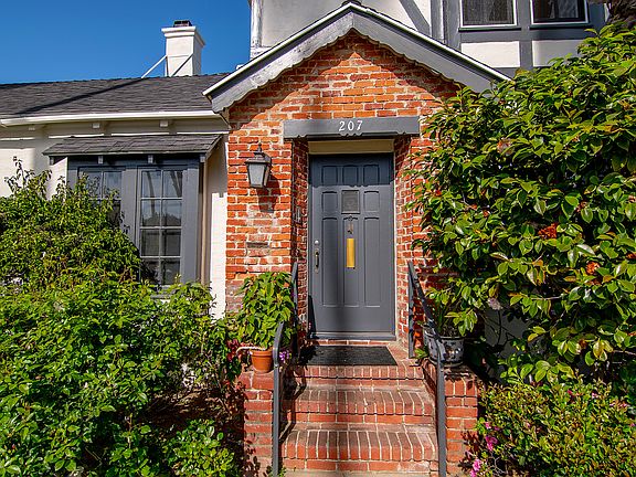 2nd image of 207 N Doheny Dr