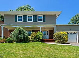 771 Chalet Dr, Woodbridge, NJ