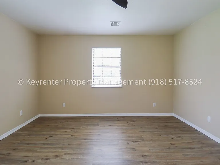 504 W Chestnut St — Photo 9