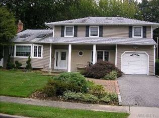 40 Santa Barbara Dr, Plainview, NY