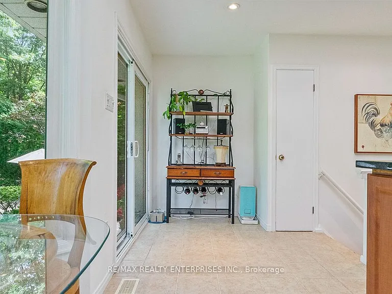 1373 Queen Victoria Ave — Photo 14