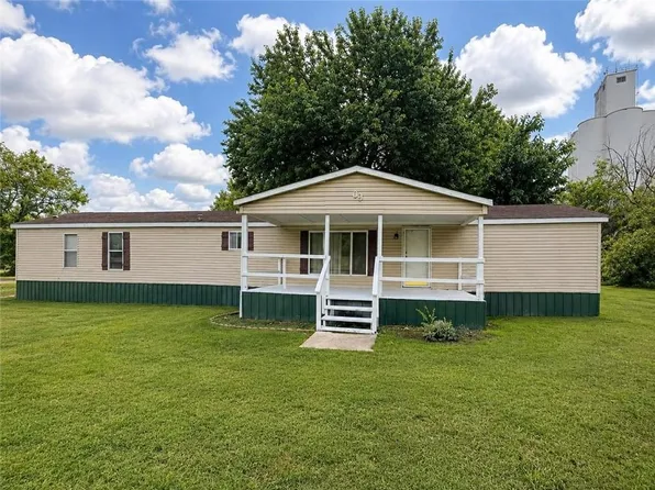 809 W 9th St, Baxter Springs, KS 66713