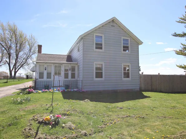 W1796 Puddlefort St, Mount Calvary, WI 53057