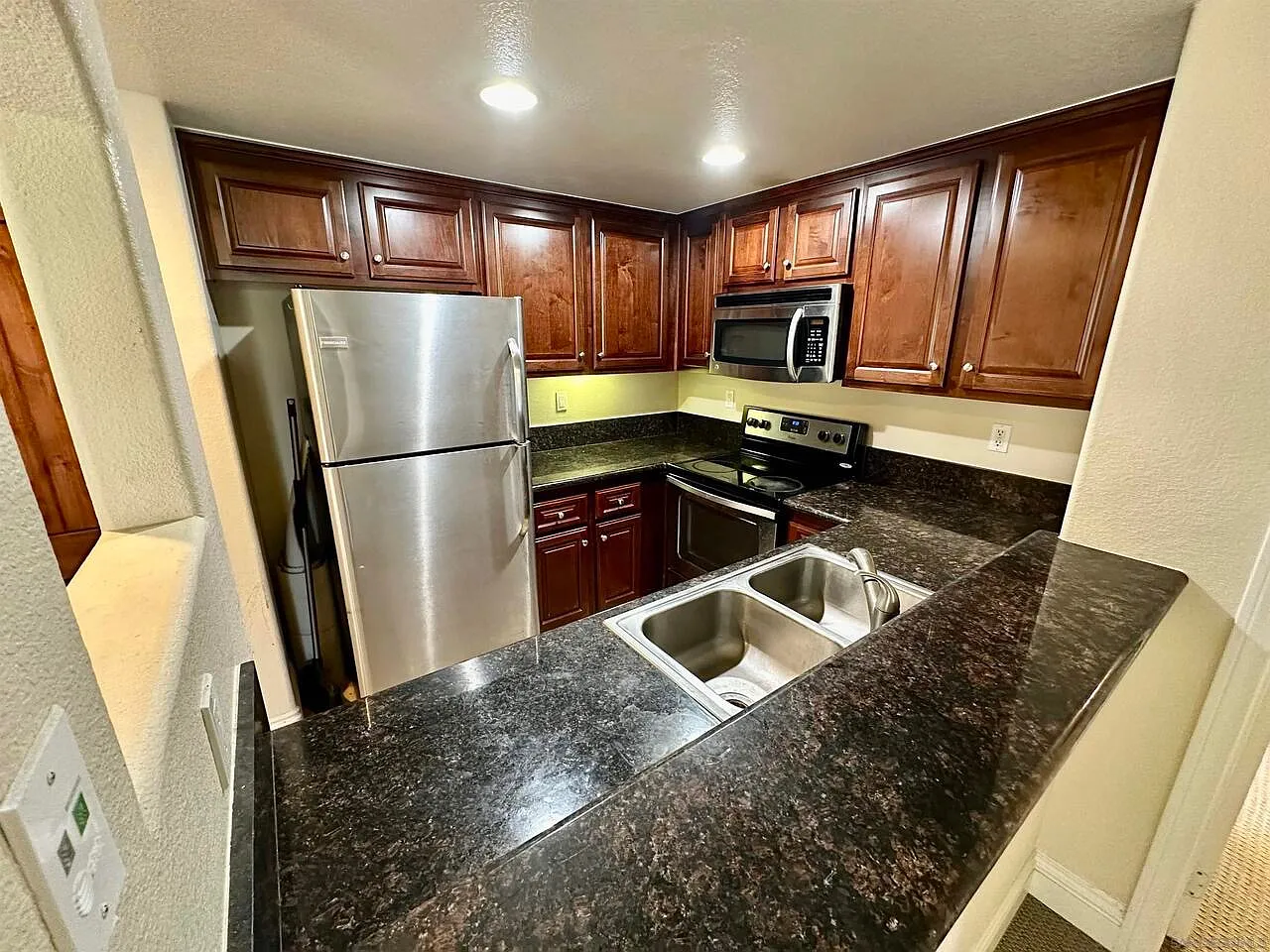 2 bed, 1080 sqft, $3,200 — Photo 2