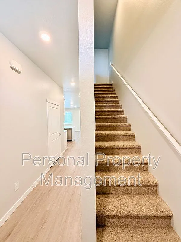 3 bed, 2.5 bath, 1139 sqft, $2,195 — Photo 2
