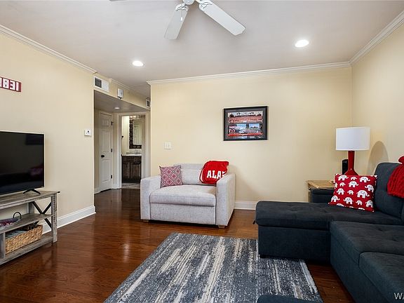 5th image of 210 15th St E APT 4