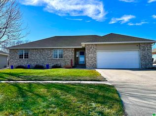 903 Clairmont Cir, Sergeant Bluff, IA 51054