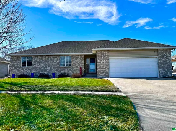 903 Clairmont Cir, Sergeant Bluff, IA 51054